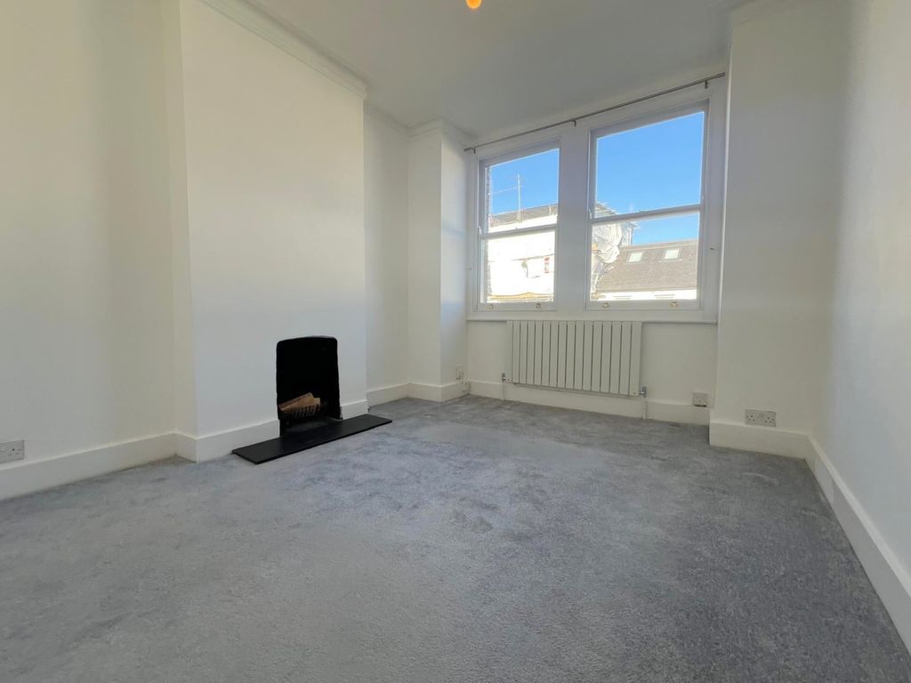 Property photo 3 of 10 dc5B8c02-0811-465c-973c-4238d3891Bcb.Jpg