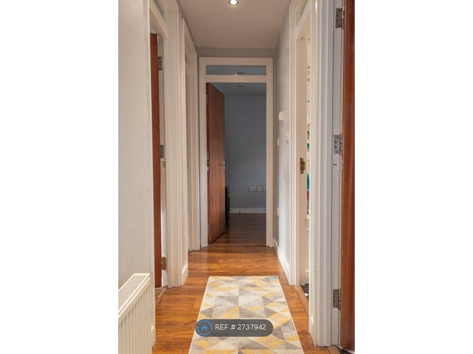 Property photo 3 of 14 Entrance Hall