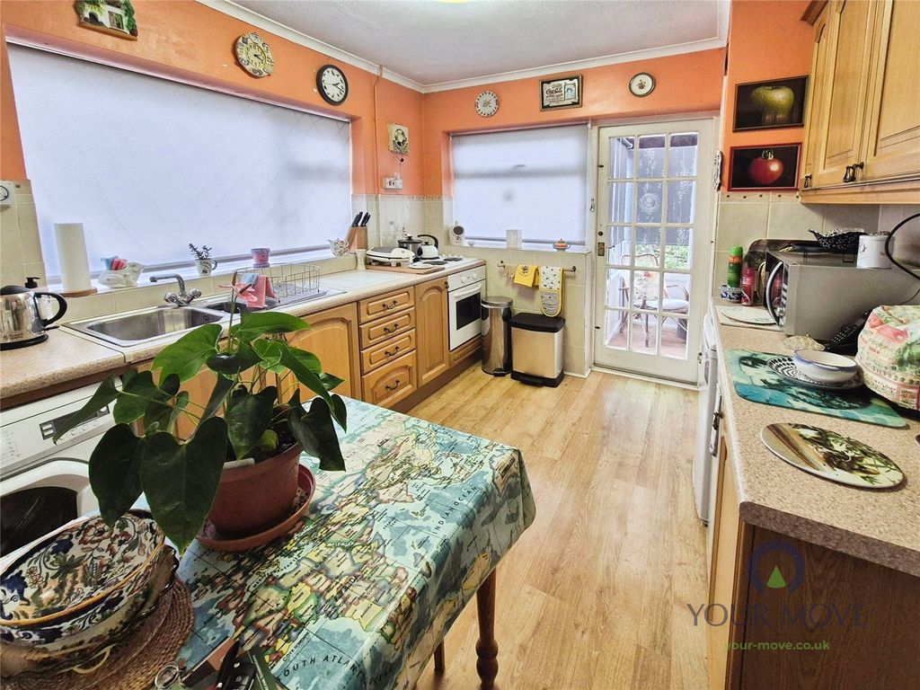 Property photo 3 of 12 Kitchen