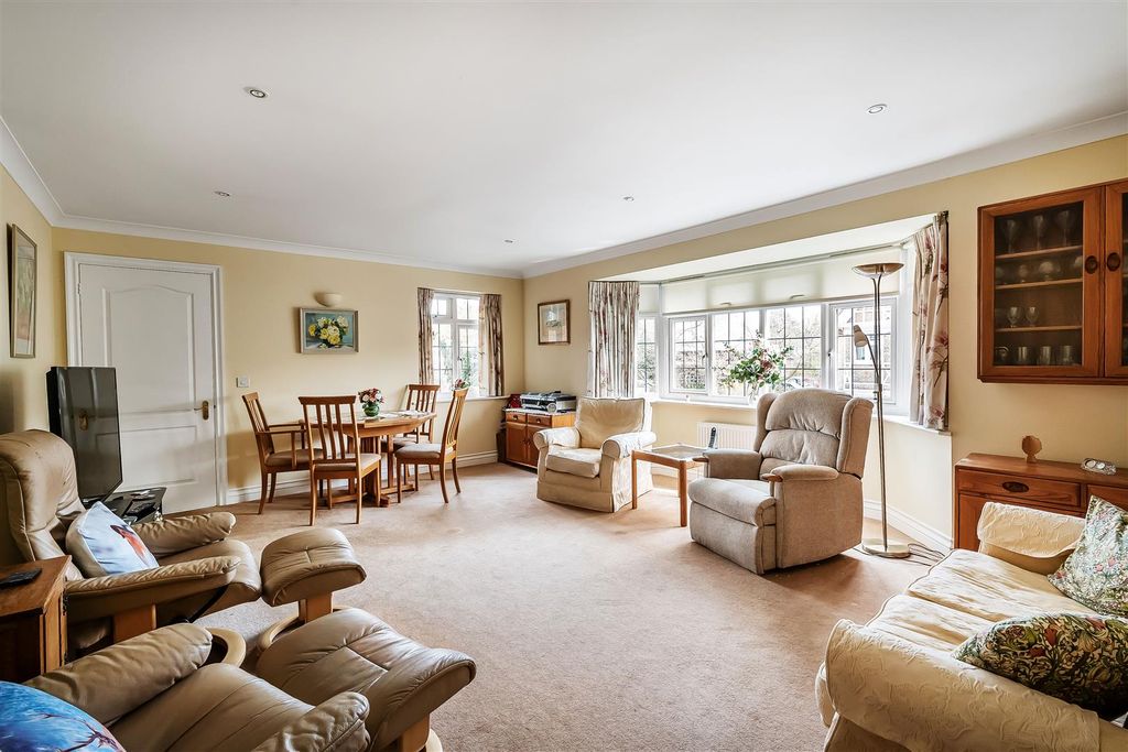 Property photo 3 of 19 6-Marlborough-Court-6.Jpg