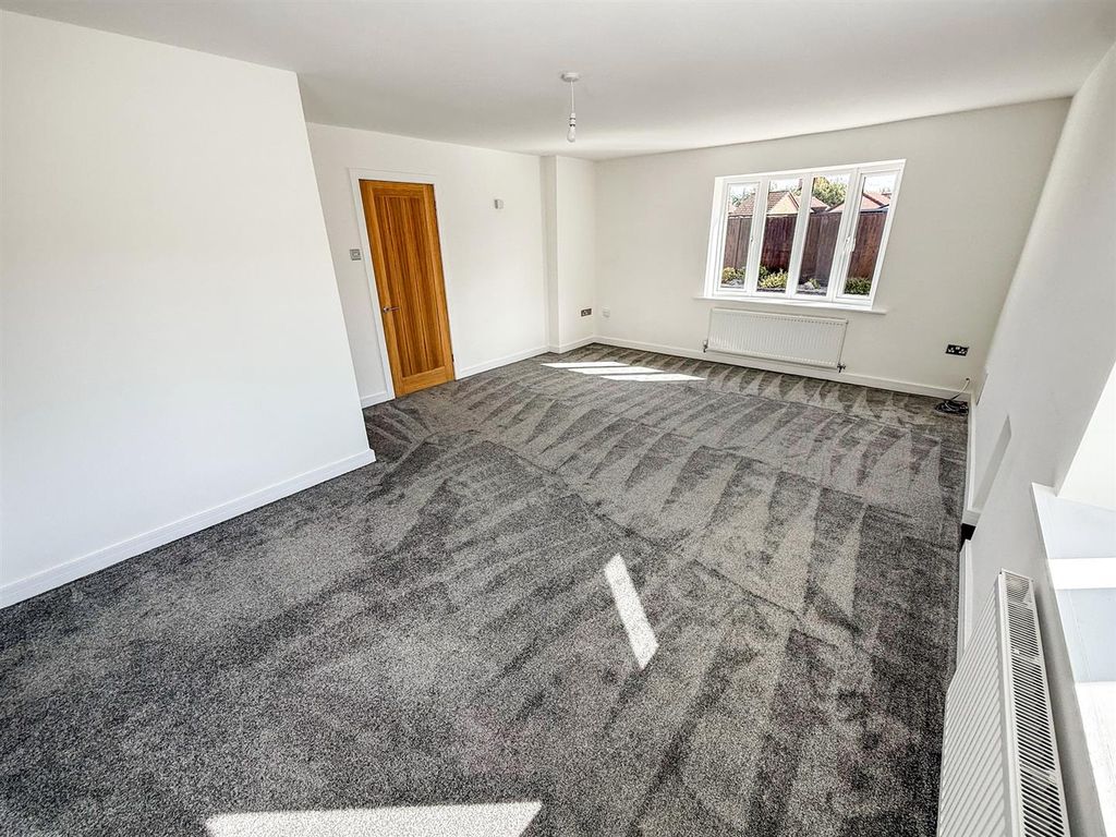 Property photo 3 of 16 Lounge