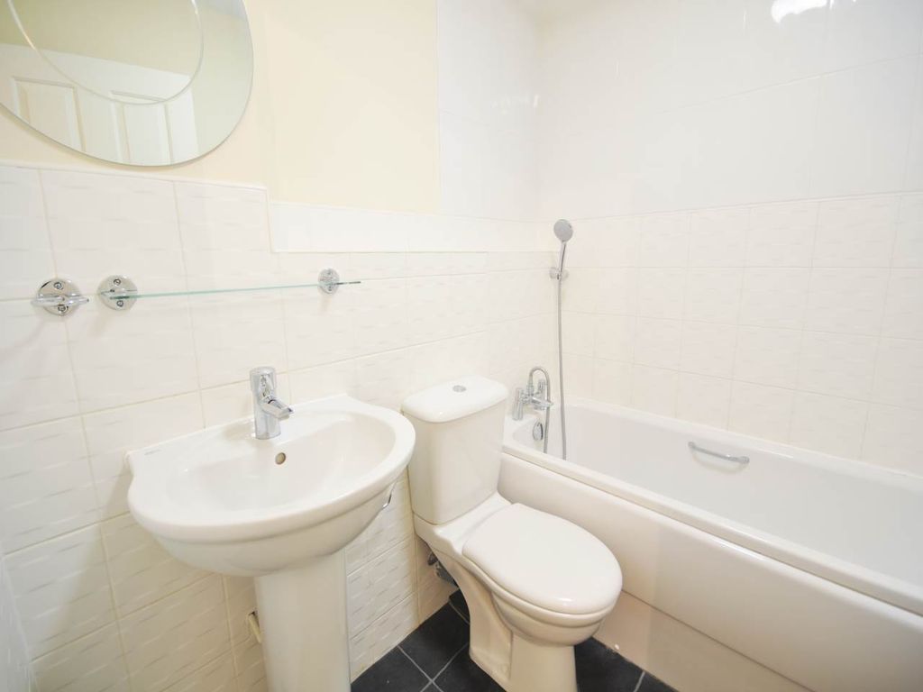 Property photo 3 of 8 Bathroom