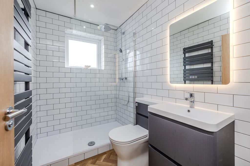 Property photo 3 of 23 Bathroom