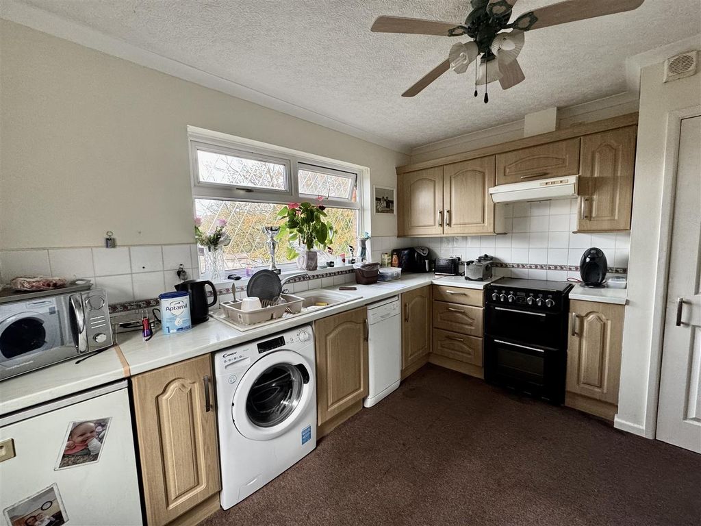 Property photo 3 of 10 Kitchen