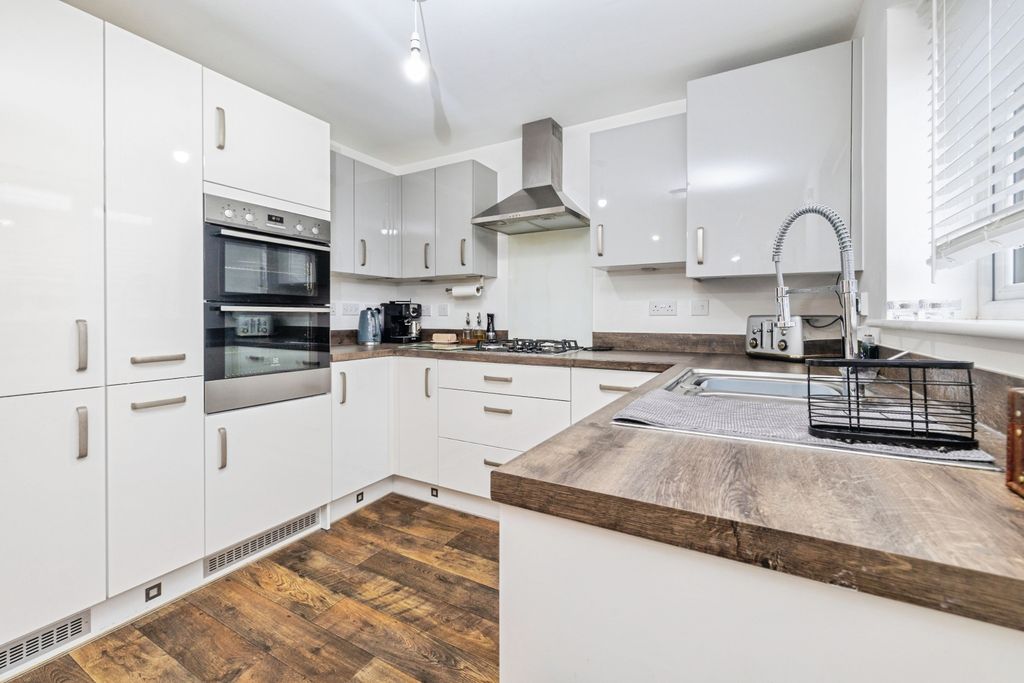 Property photo 3 of 16 Kitchen