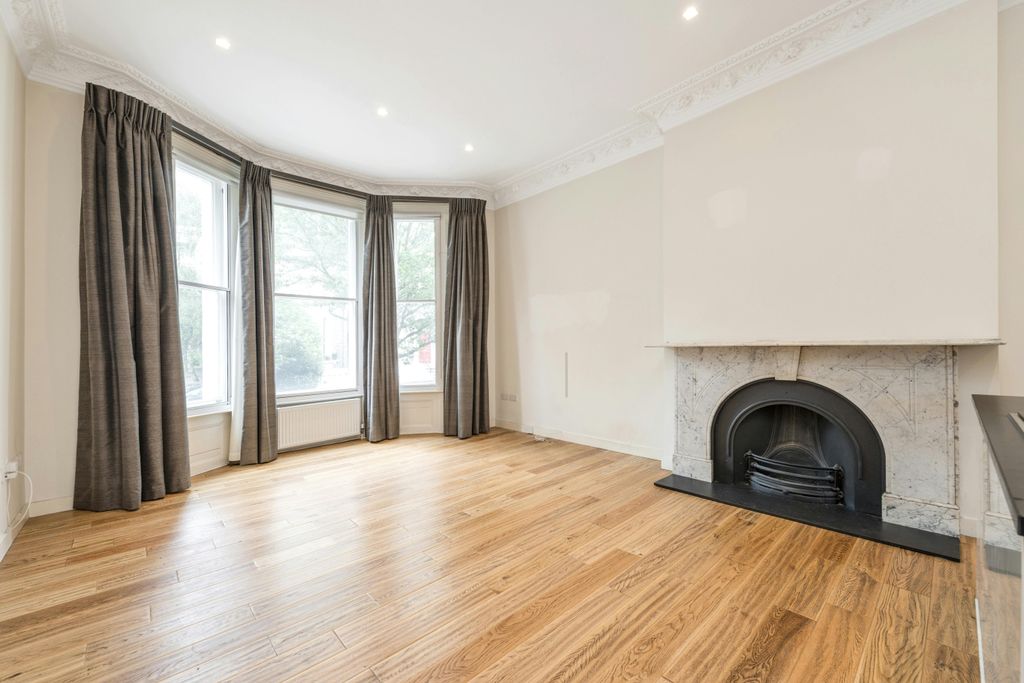 Property photo 2 of 9 Living Space