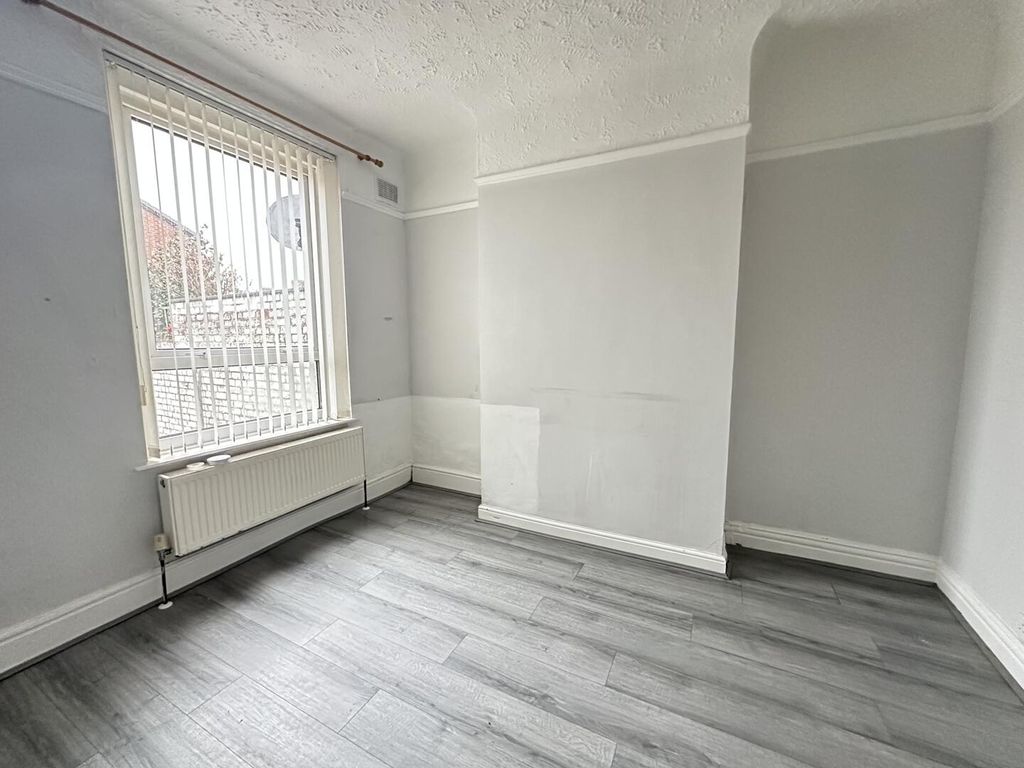 Property photo 3 of 7 Living Room