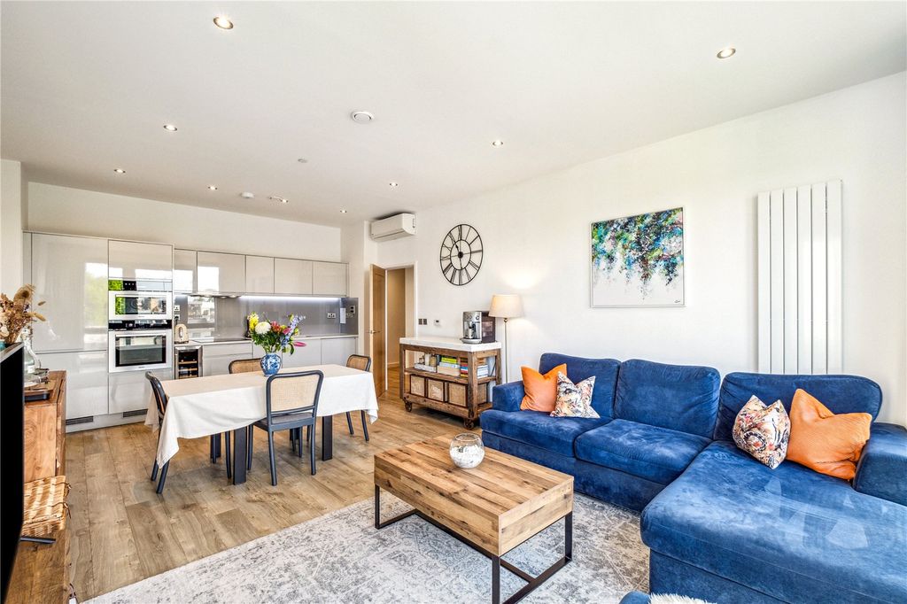 Property photo 2 of 15 Kitchen / Reception