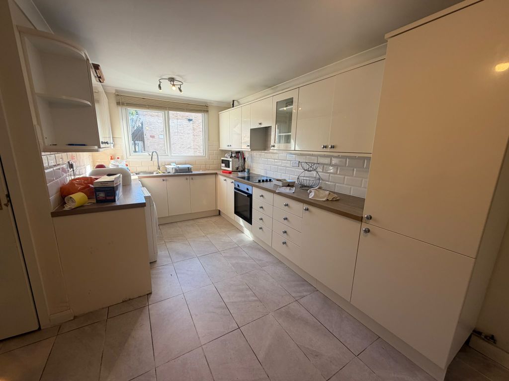 Property photo 3 of 8 Kitchen