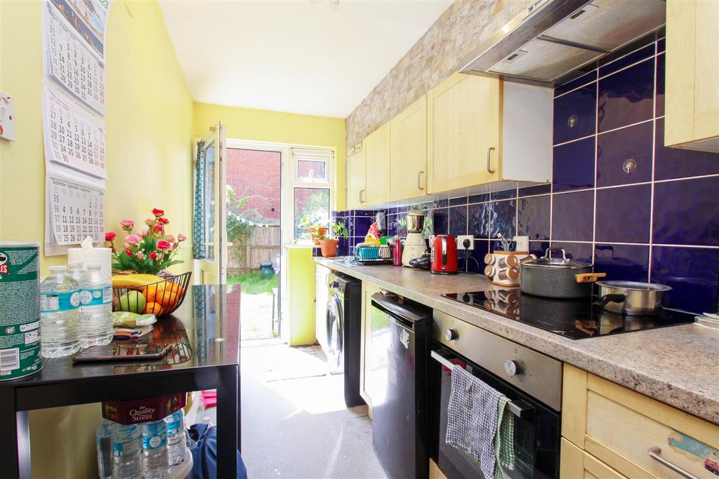 Property photo 3 of 9 Kitchen