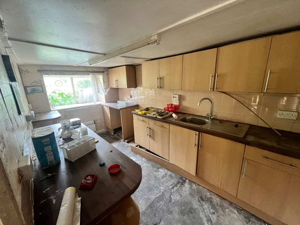 Property photo 2 of 18 Kitchen