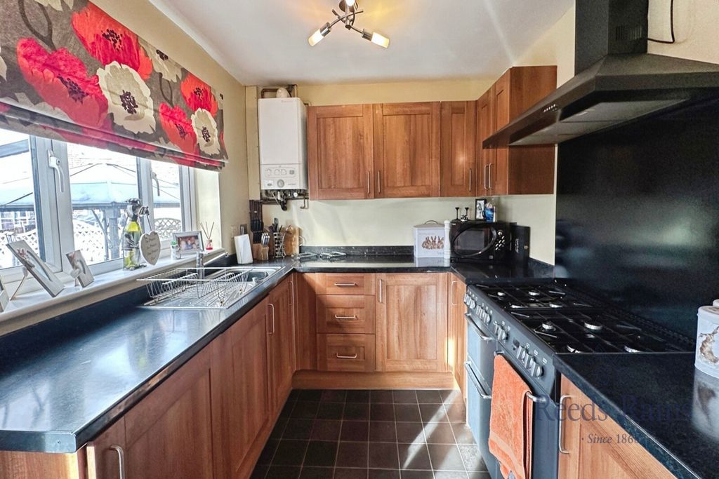 Property photo 3 of 12 Kitchen