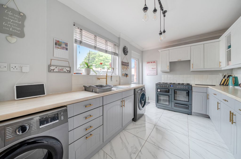 Property photo 3 of 12 1454610-11-6A01Eb...