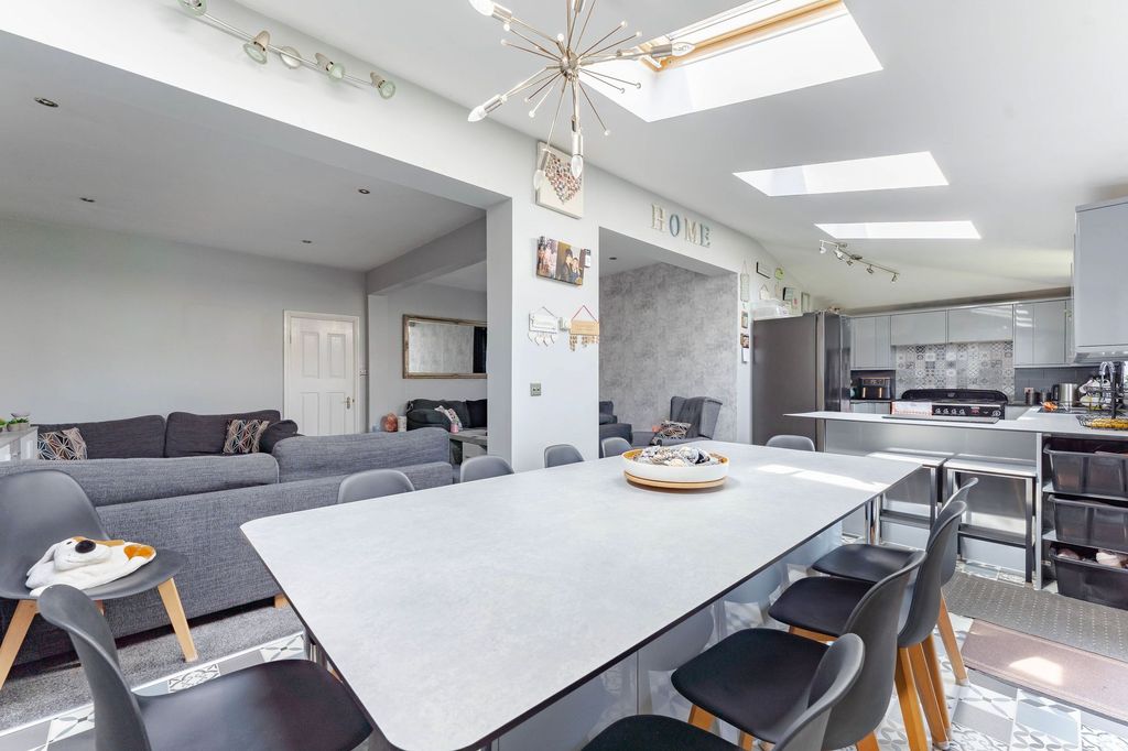Property photo 1 of 32