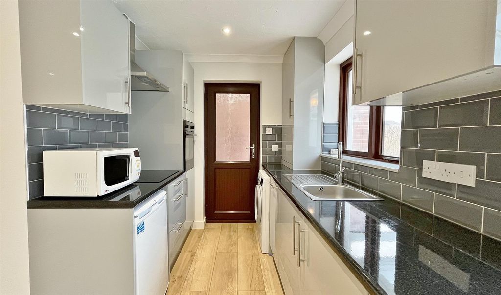 Property photo 3 of 11 Kitchen
