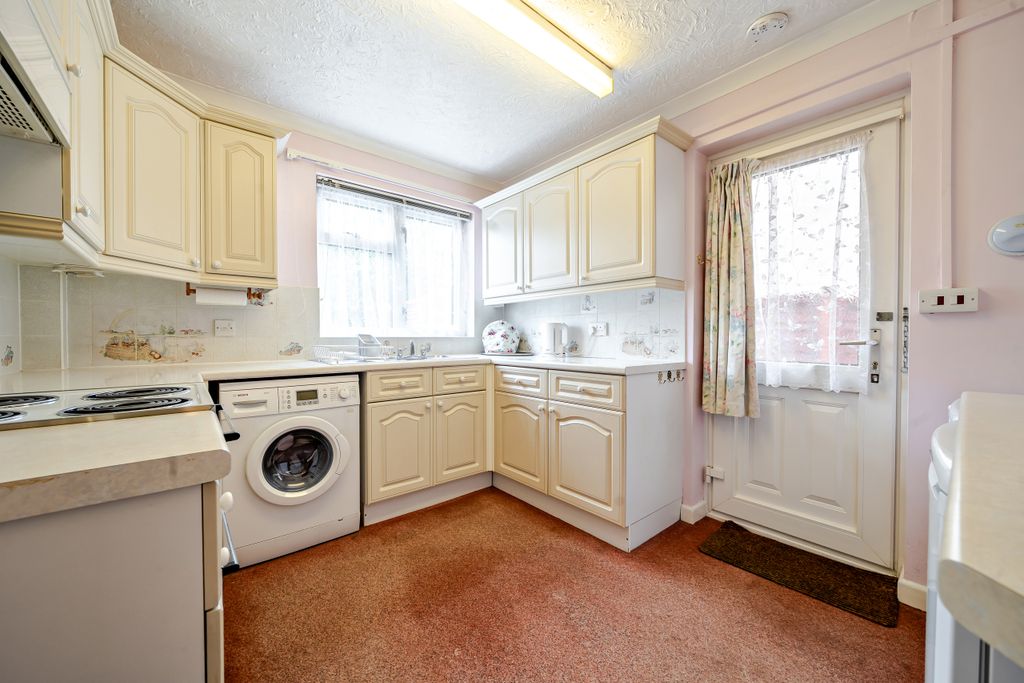 Property photo 3 of 19 Kitchen