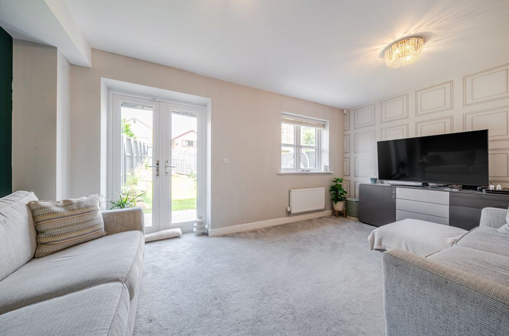 Property photo 2 of 11 1319681-4-686Bb89...