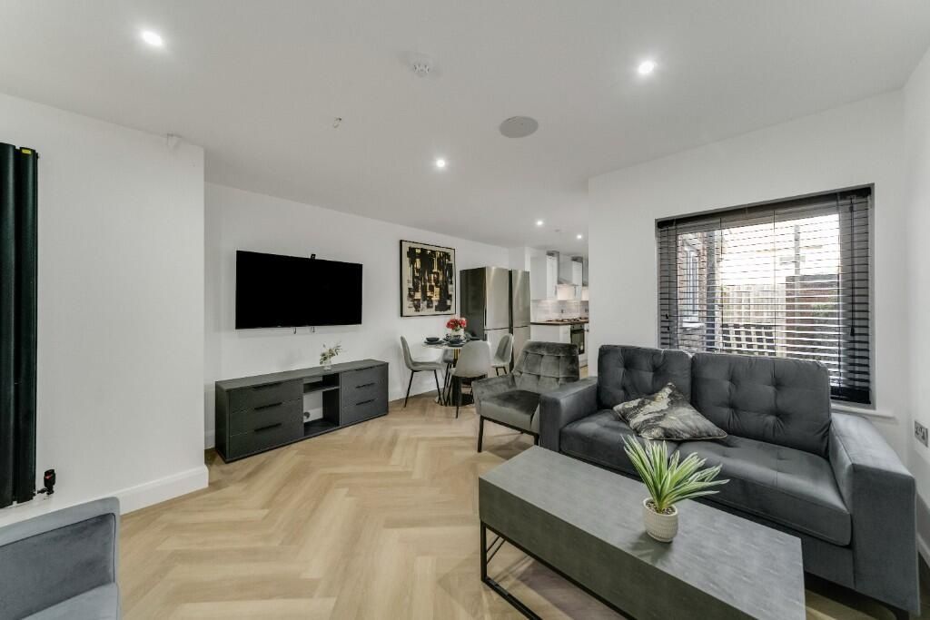 Property photo 2 of 11 A Spacious And Contemporary Living Room With Moder...