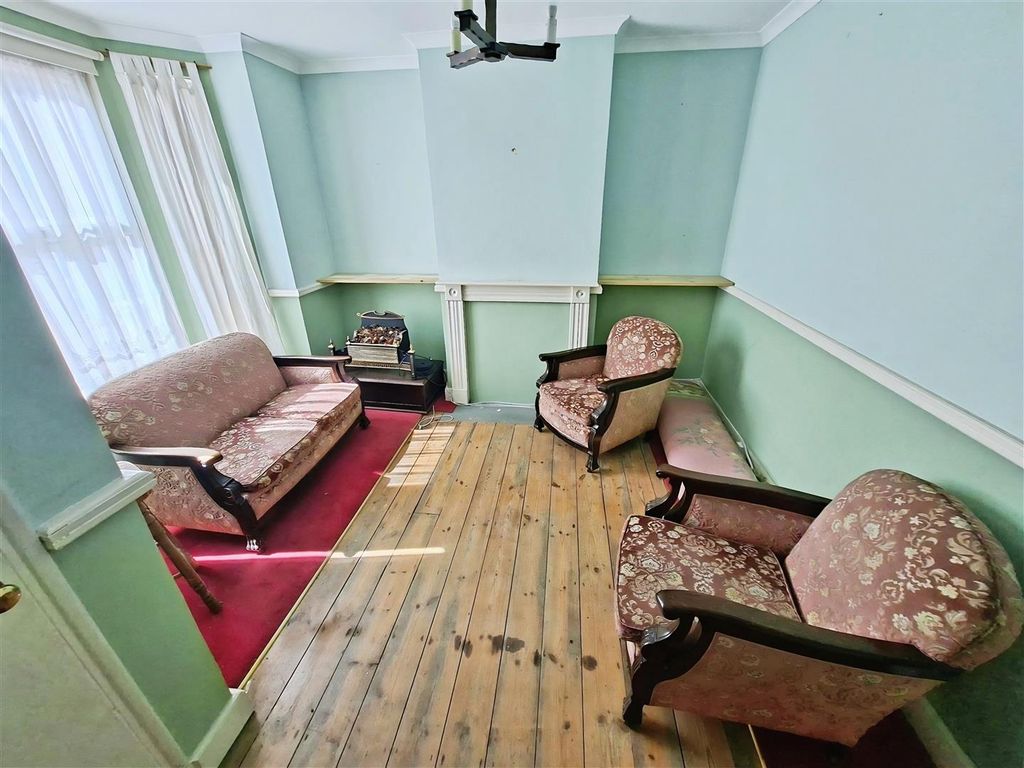 Property photo 3 of 24 Lounge