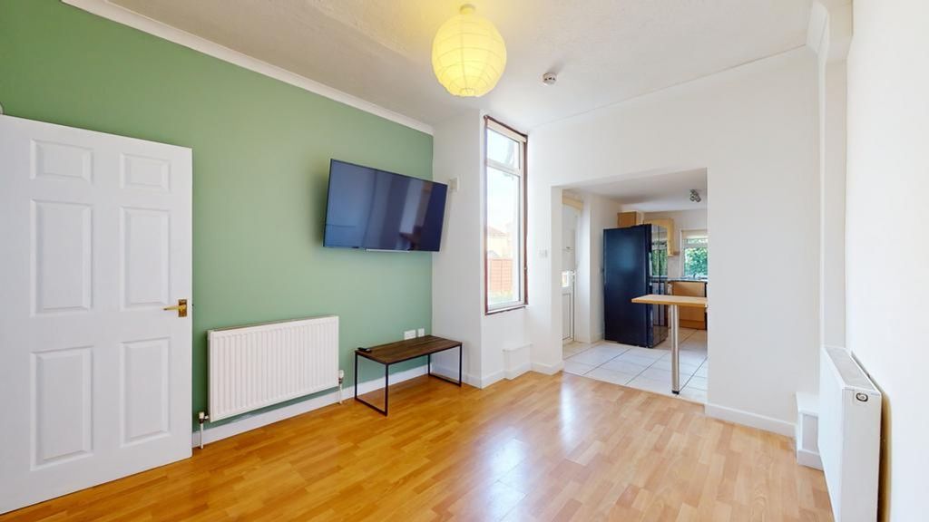 Property photo 3 of 25 A Spacious And Inviting Large Modern Living Room W...