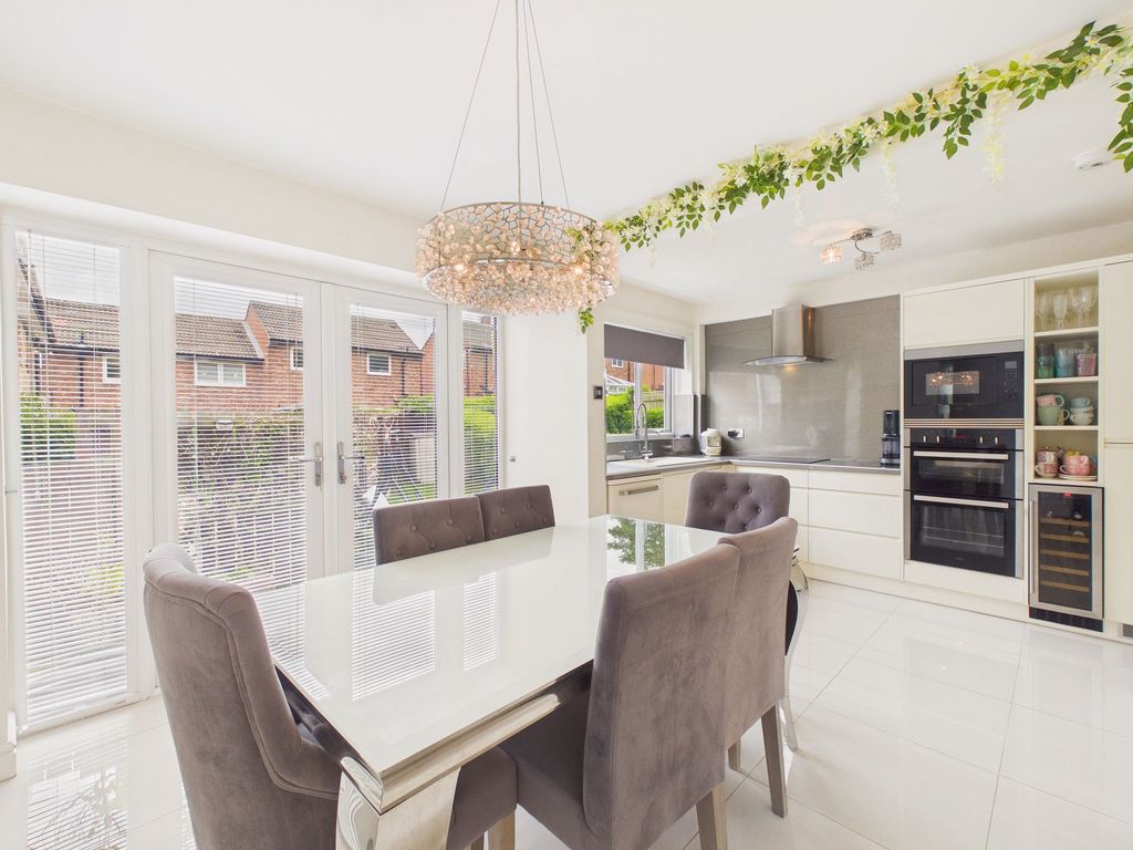 Property photo 3 of 17 Dining Kitchen