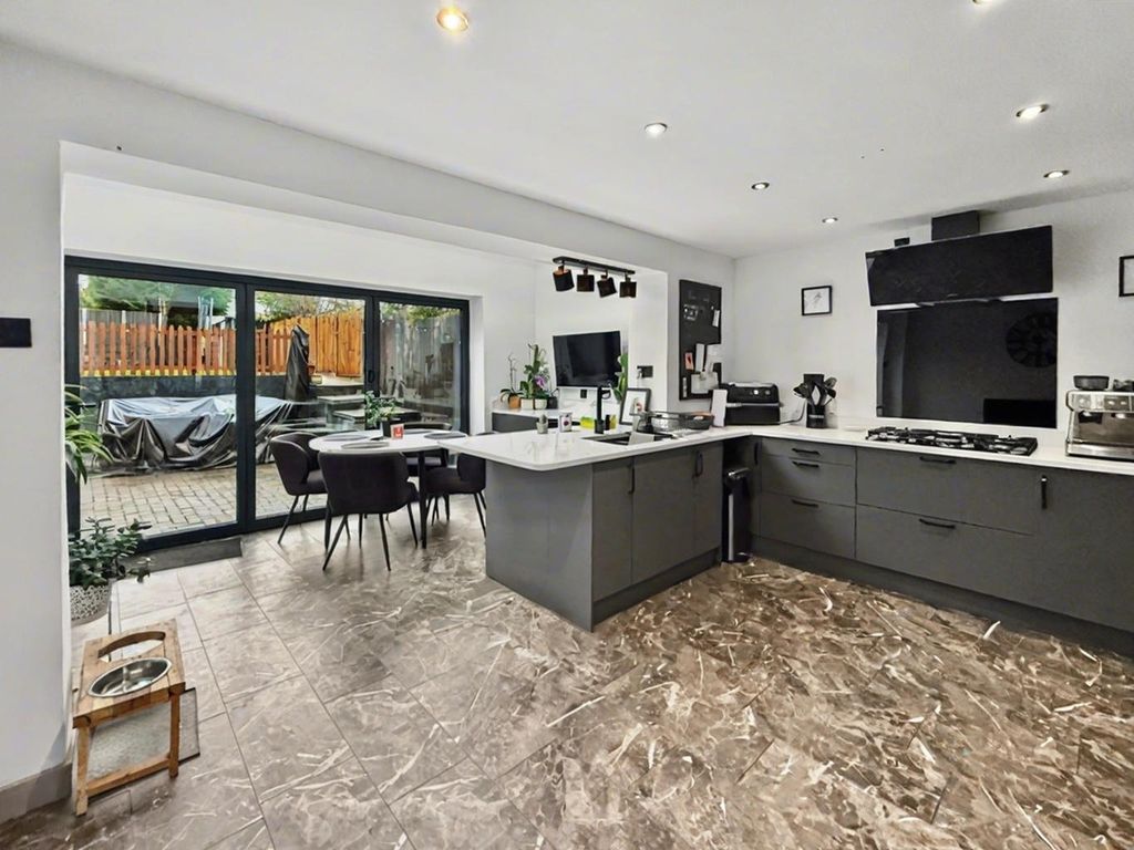 Property photo 2 of 26 4839505