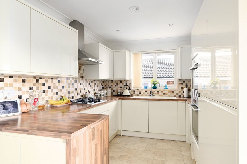 Property photo 3 of 32 Kitchen