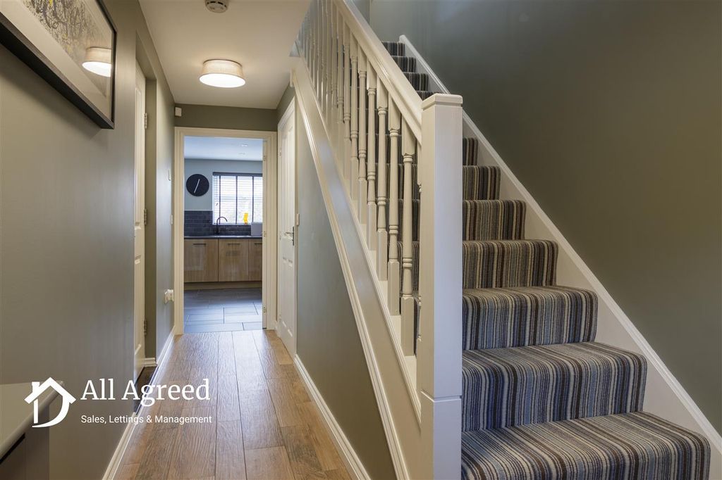 Property photo 2 of 23 Entrance Hall