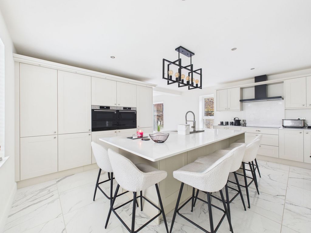 Property photo 3 of 19 Breakfast Kitchen