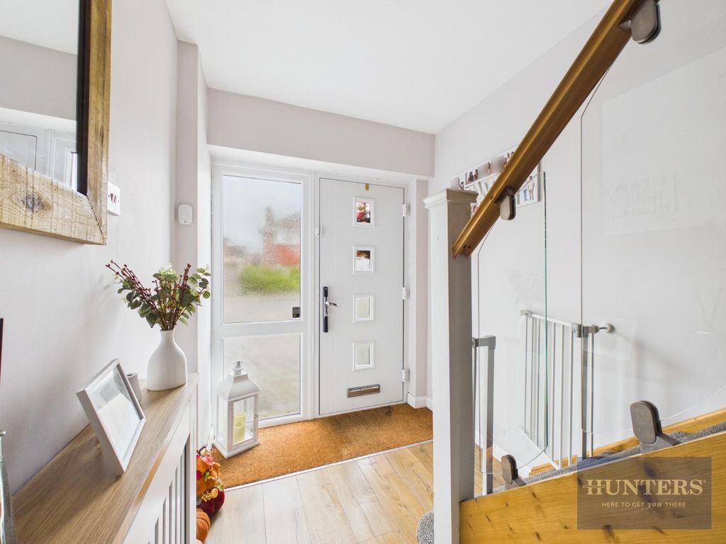 Property photo 2 of 27 Entrance Hall