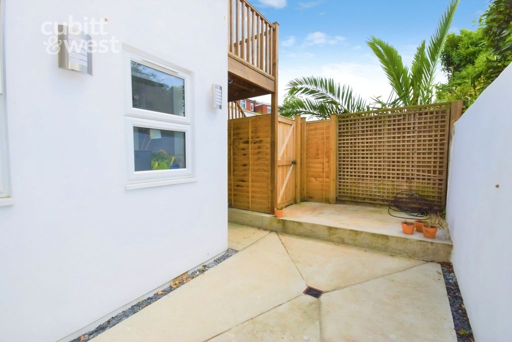 Property photo 2 of 12 Courtyard