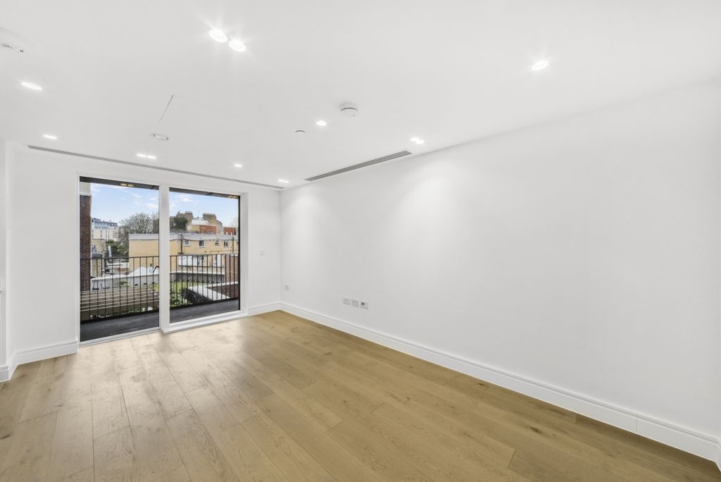 Property photo 2 of 8 Empire House