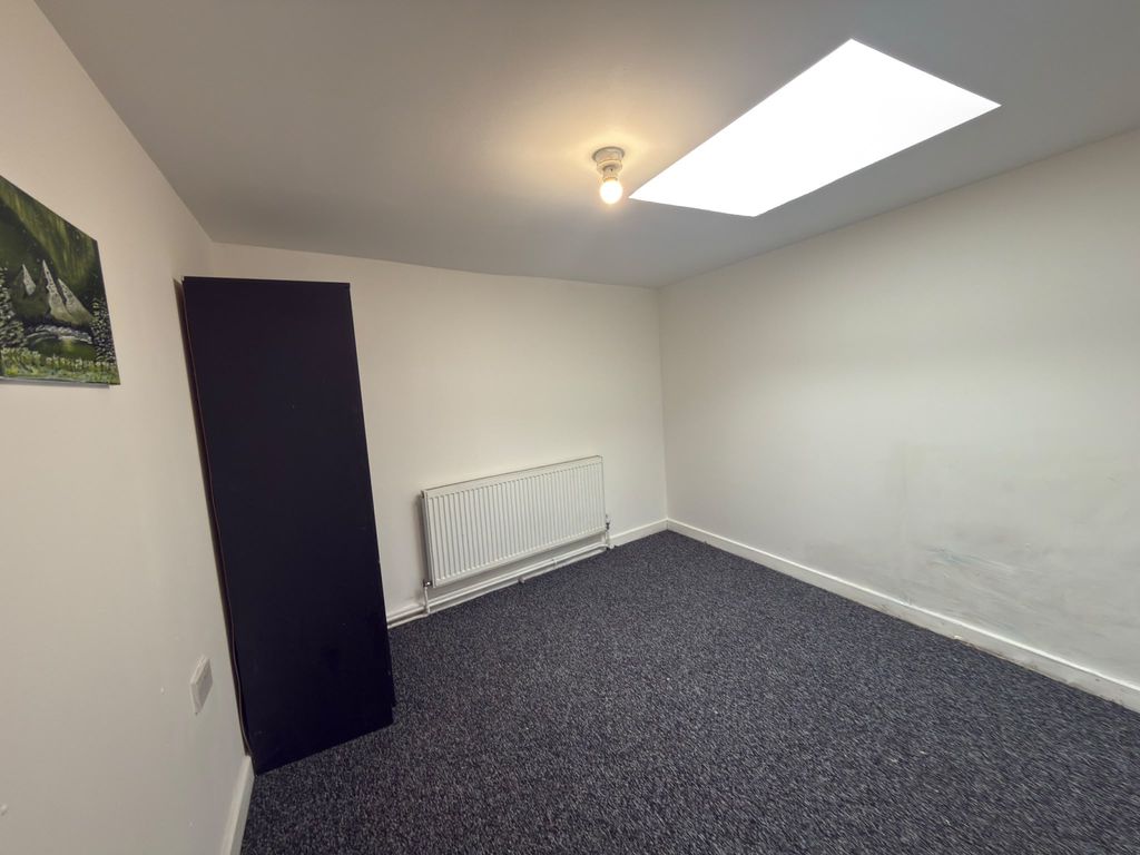 Property photo 1 of 8 Two Bedroom Annex Flat Ideal For Three Adults- Goodmayes