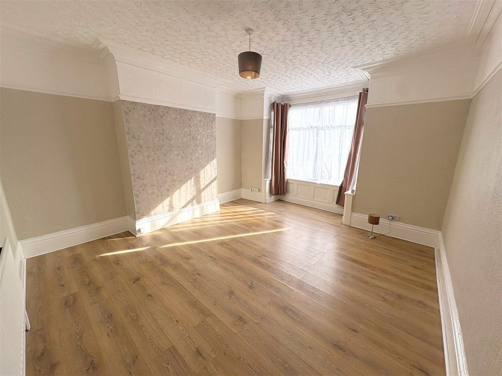 Property photo 1 of 8 Lounge