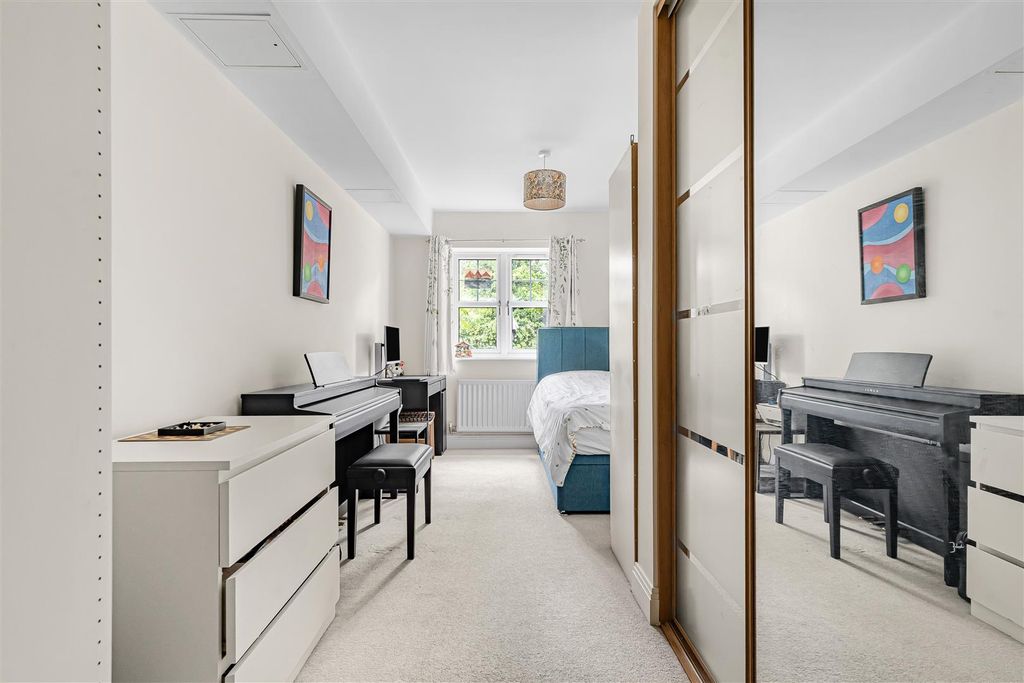 Additional image 12 of 2 bed flat for saleShoppenhangers Road, Maidenhead SL6