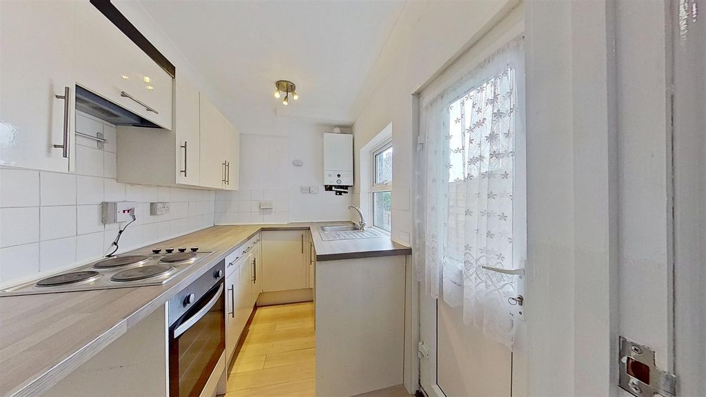 Property photo 3 of 19 Kitchen