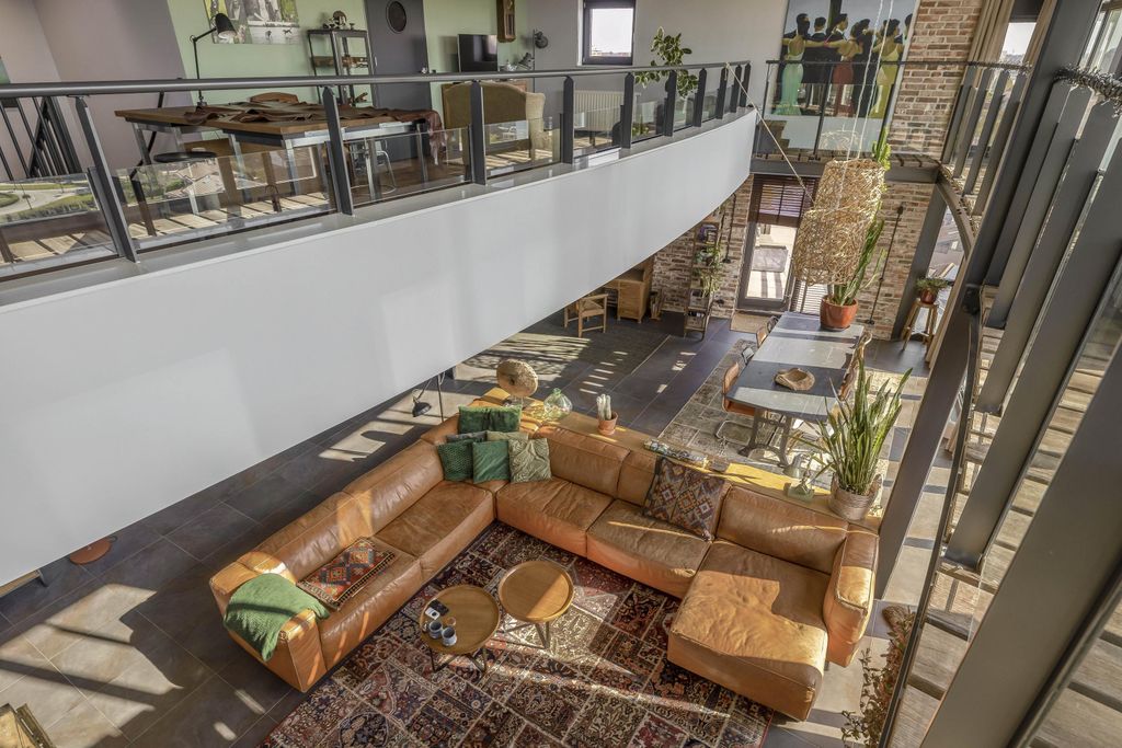 Property photo 2 of 78