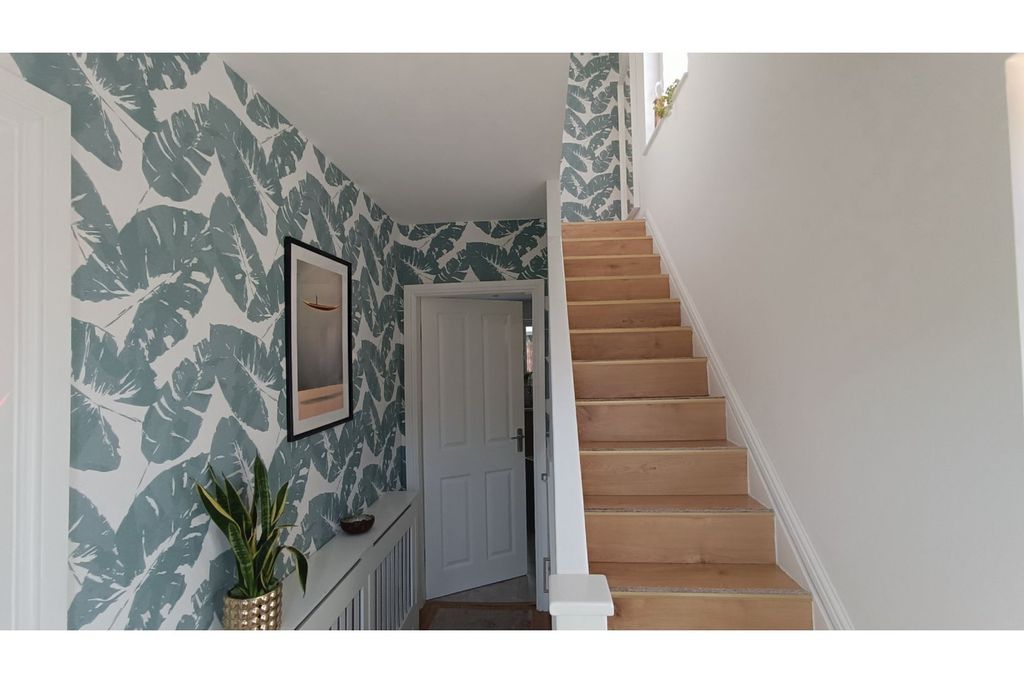 Property photo 2 of 33 Entrance Hall