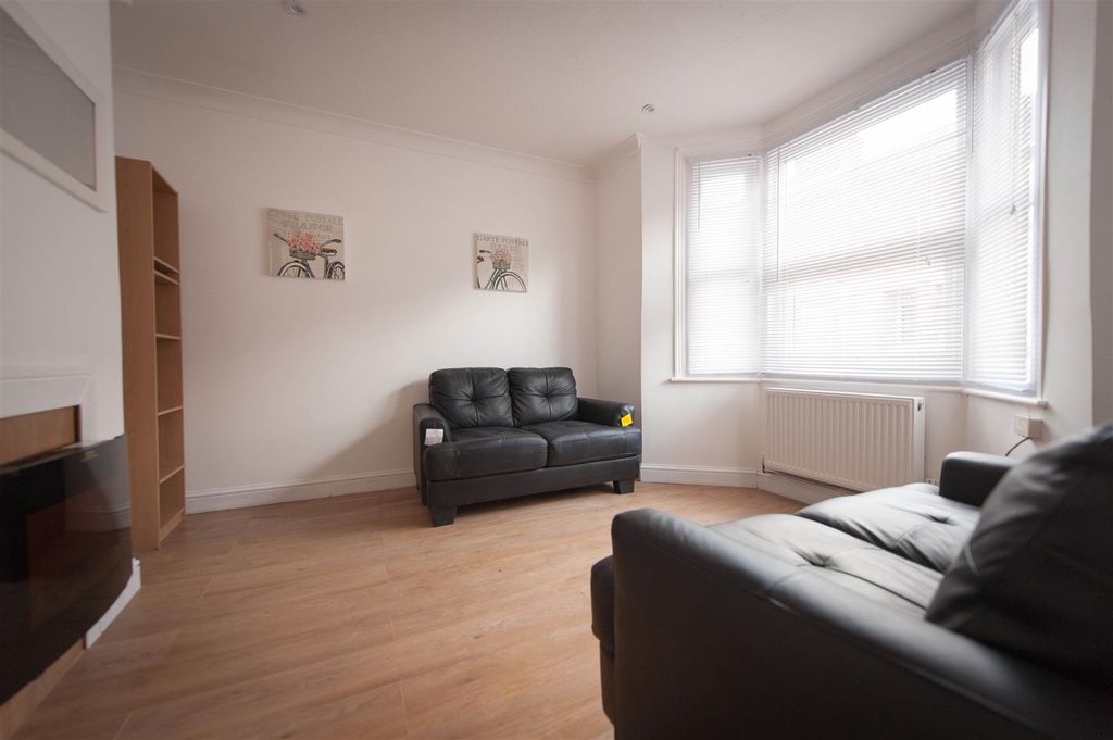 Property photo 3 of 12 Picture 3