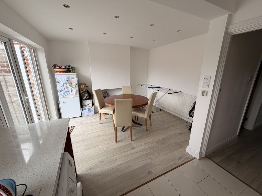 Property photo 3 of 14 Img 0083