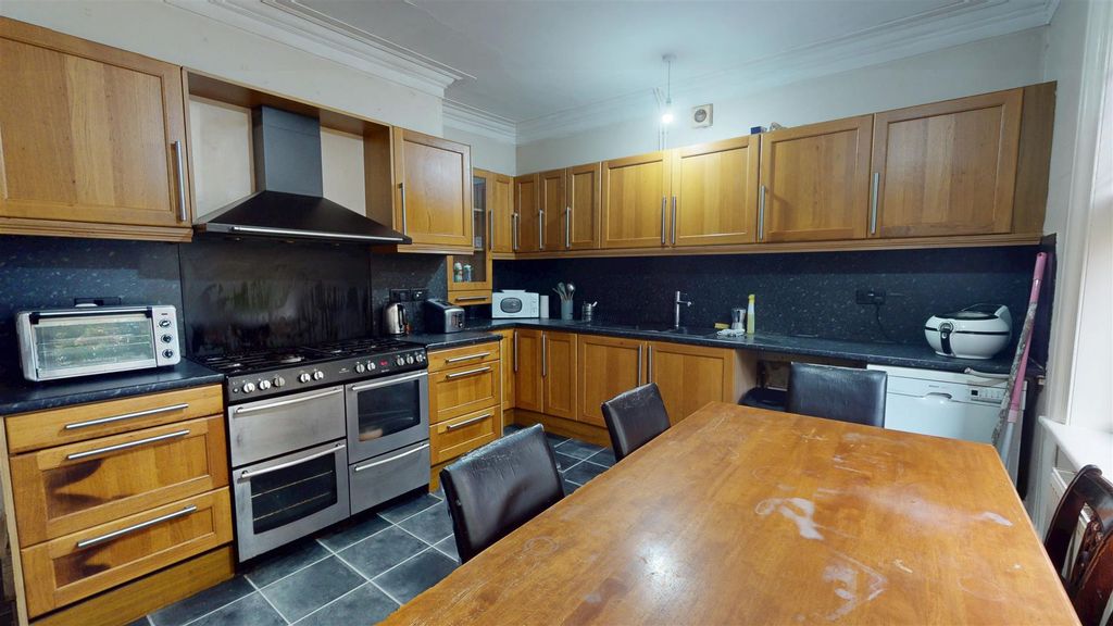 Property photo 3 of 21 Dining Kitchen