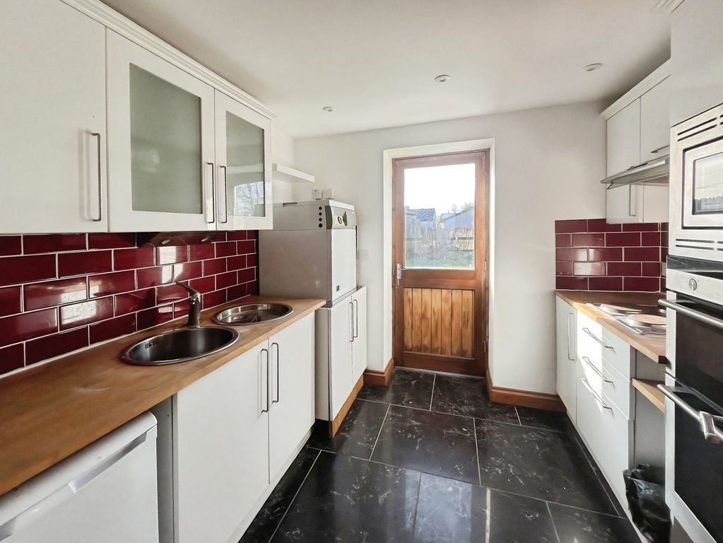 Property photo 2 of 10 Kitchen