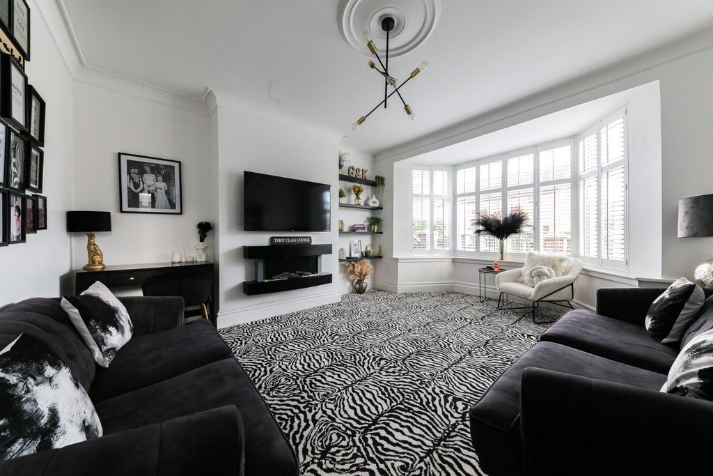 Property photo 2 of 26 Living Room