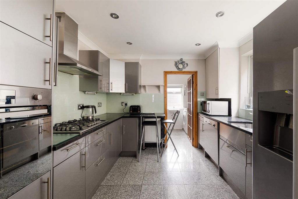 Property photo 2 of 25 127 Norman Road E11