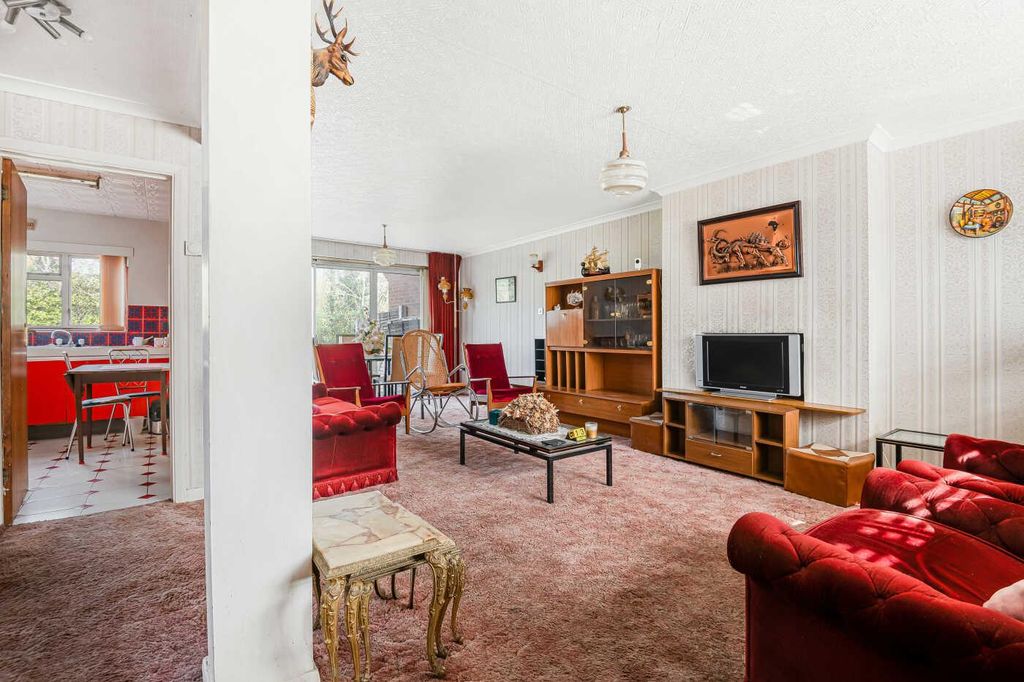 Property photo 3 of 15 Lounge / Dining Room