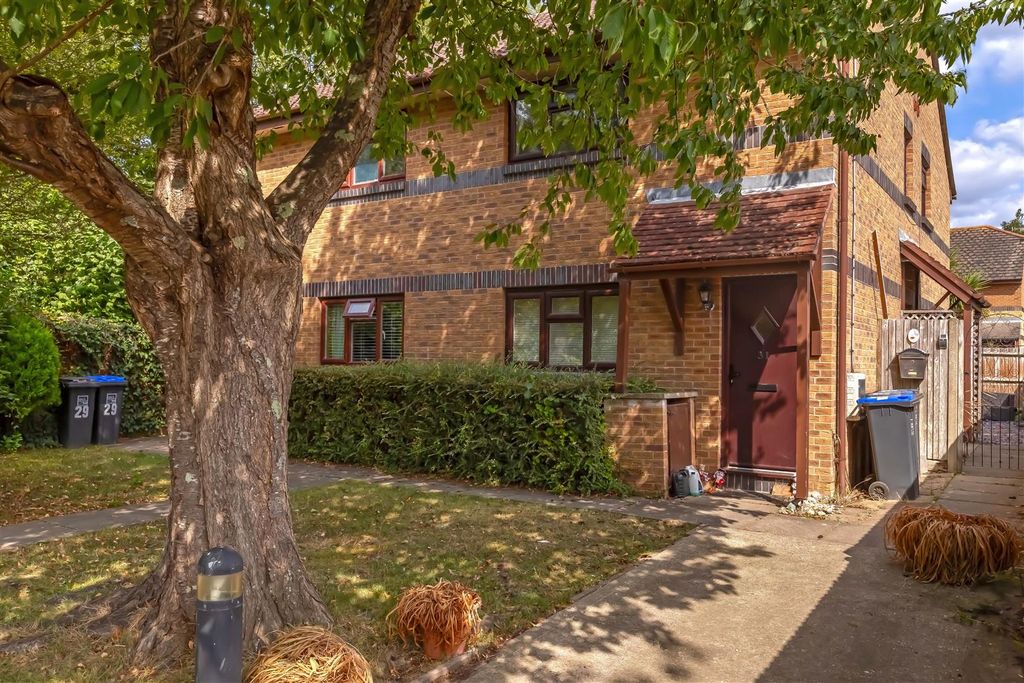 Property photo 1 of 7 Highclere Way_7.Jpg