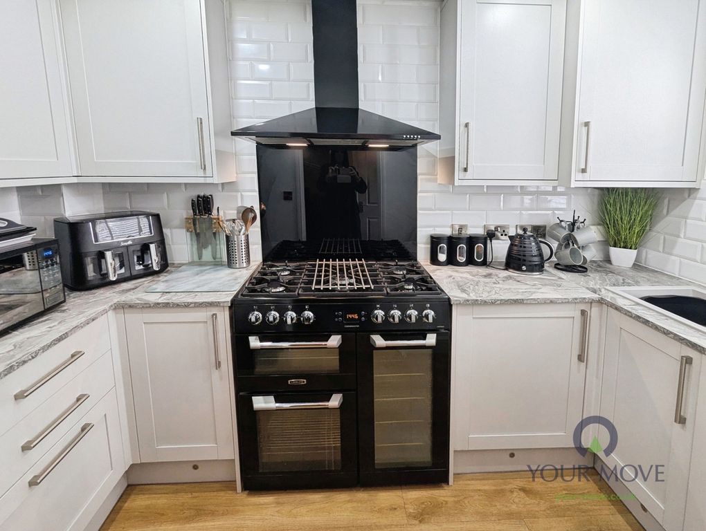 Property photo 3 of 21 Kitchen