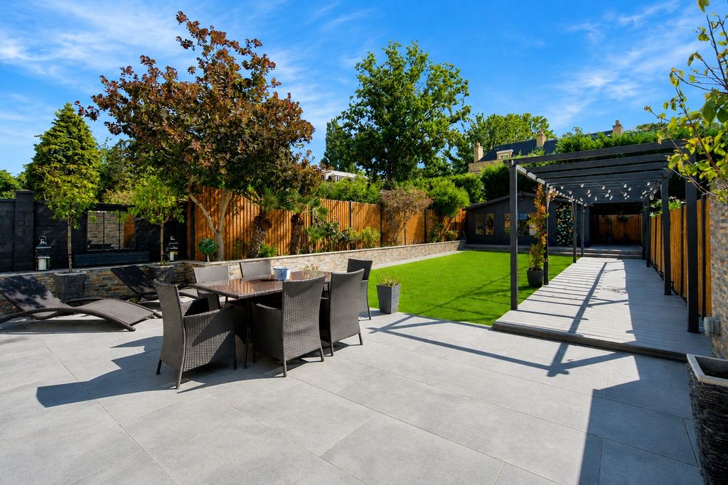 Property photo 2 of 23 Green_Grass_Garden(1)