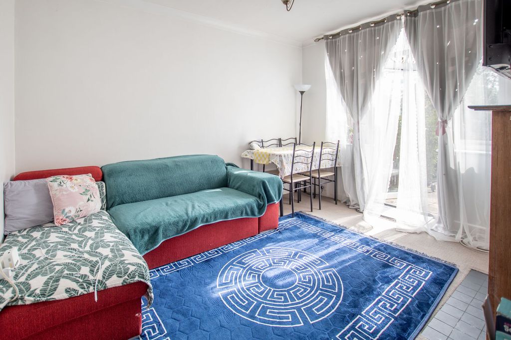 Property photo 3 of 9 Lounge