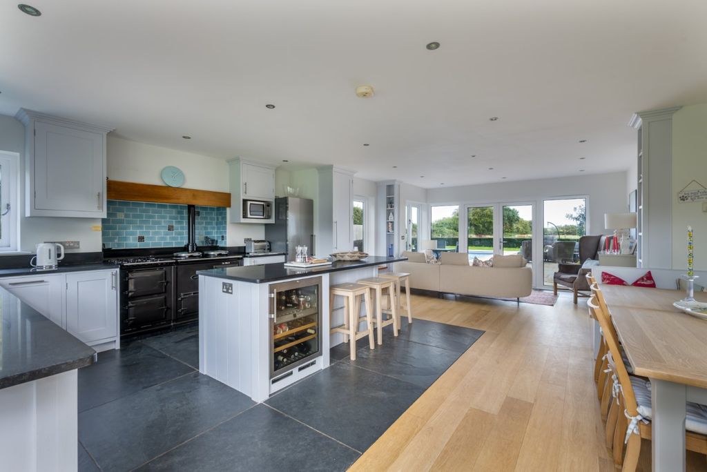 Property photo 3 of 18 Kitchen/Dining